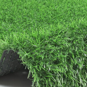 Sztuczna trawa na placu zabaw z matą amortyzującą jako estetyczna i bezpieczna nawierzchnia